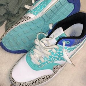 Air max mint safari size 10.5